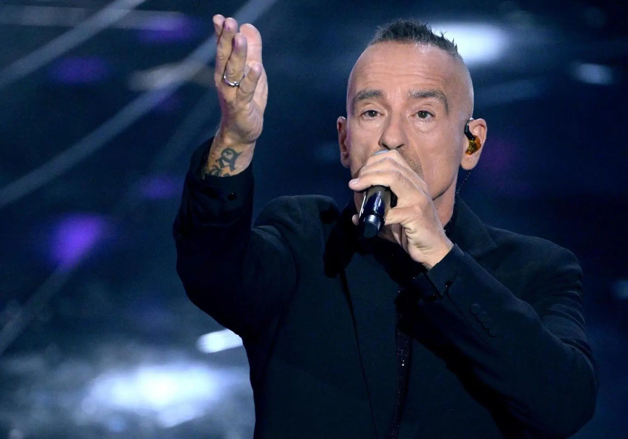 Eros Ramazzotti, ospite a Sanremo 2024 con "Terra promessa", scritta da Alberto Salerno