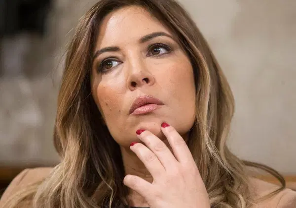 Lucarelli accusa di razzismo chi fischia contro Geolier ma il cantante la smentisce in conferenza stampa: &ldquo;Sono soltanto pareri&rdquo;