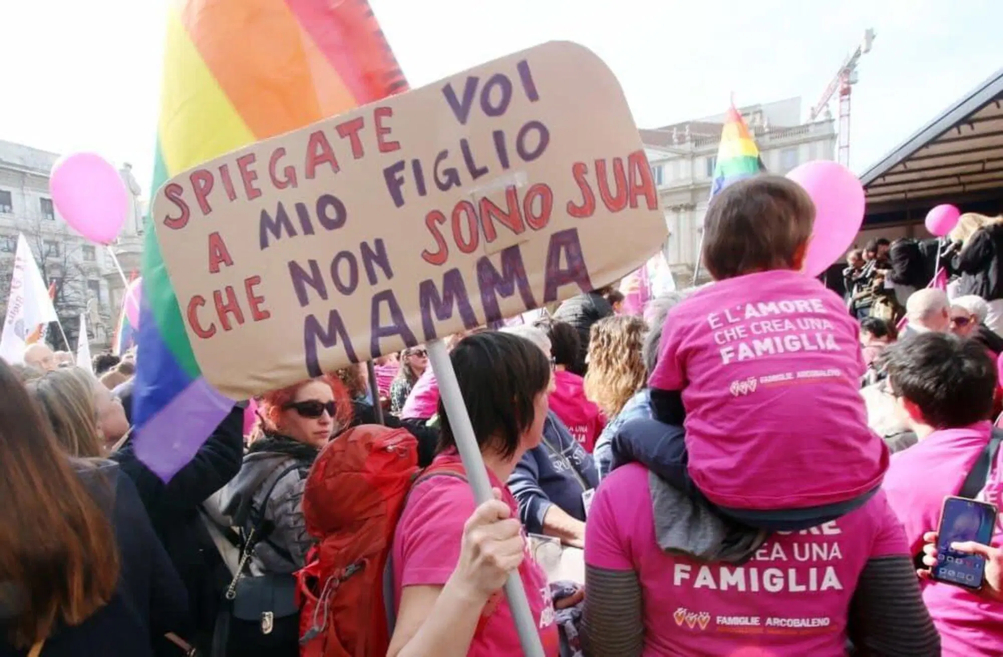 Manifestazione di famiglie "arcobaleno" a Milano