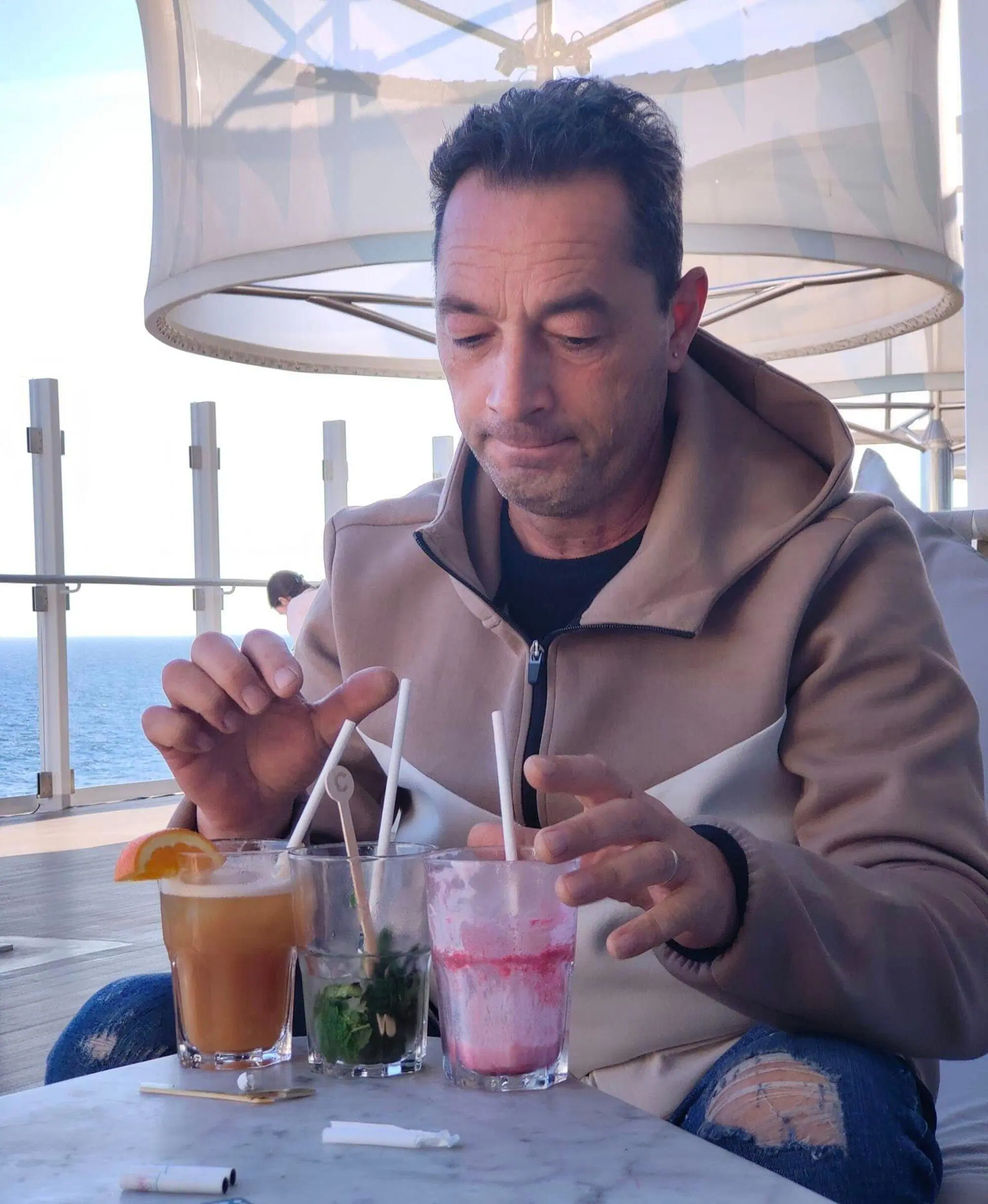 Passeggeri della Costa Smeralda che si godono l'all inclusive durante Sanremo 2024