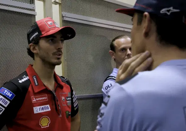 Pecco Bagnaia spiega la Ducati a Marc M&aacute;rquez: &ldquo;La guidi ancora come una Honda, ma questa moto non gira&rdquo;