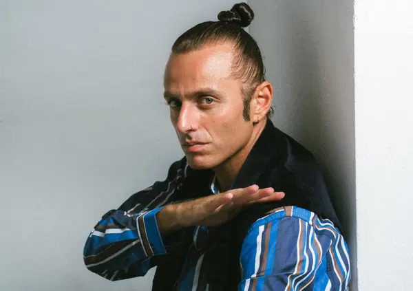 Sangiovanni, la denuncia di Ghemon scuote la musica: &ldquo;L'industria discografica fa danni con il culto dei numeri e sold out. Abbiamo bisogno di un altro Tenco, non della sua tragica fine...&rdquo;