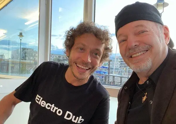 Ok, ma avete visto gli auguri di Vasco a Valentino Rossi, che ricambia con aneddoti da pelle d'oca? [VIDEO]
