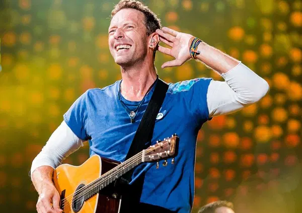 Chris Martin dei Coldplay canta gli Idles: da Yellow a Grace (senza giallo, con deepfake). Ma che dire dell'album Tangk? La band si mostra nuda  [VIDEO]
