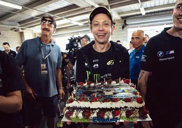 Valentino Rossi festeggia i 45 anni con un quinto posto a Bathurst e un rimpianto: "Ho girato coi top, per&ograve; che peccato..."