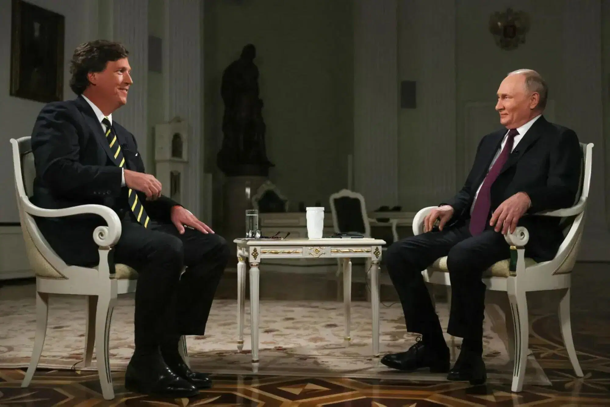 Tucker Carlson durante l'intervista con Putin