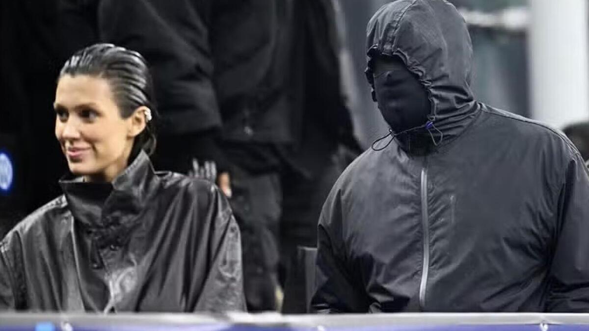 Ok, ma che caz*o è la maschera che ha indossato Kanye West a San Siro
