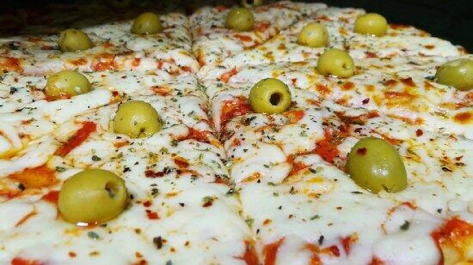 Pizza "muzza" argentina con olive