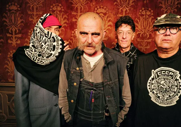 Cccp fedeli alla linea, ma del capitalismo? I mugugni dei fan per gli "ultimi" concerti e i prezzi del merchandising