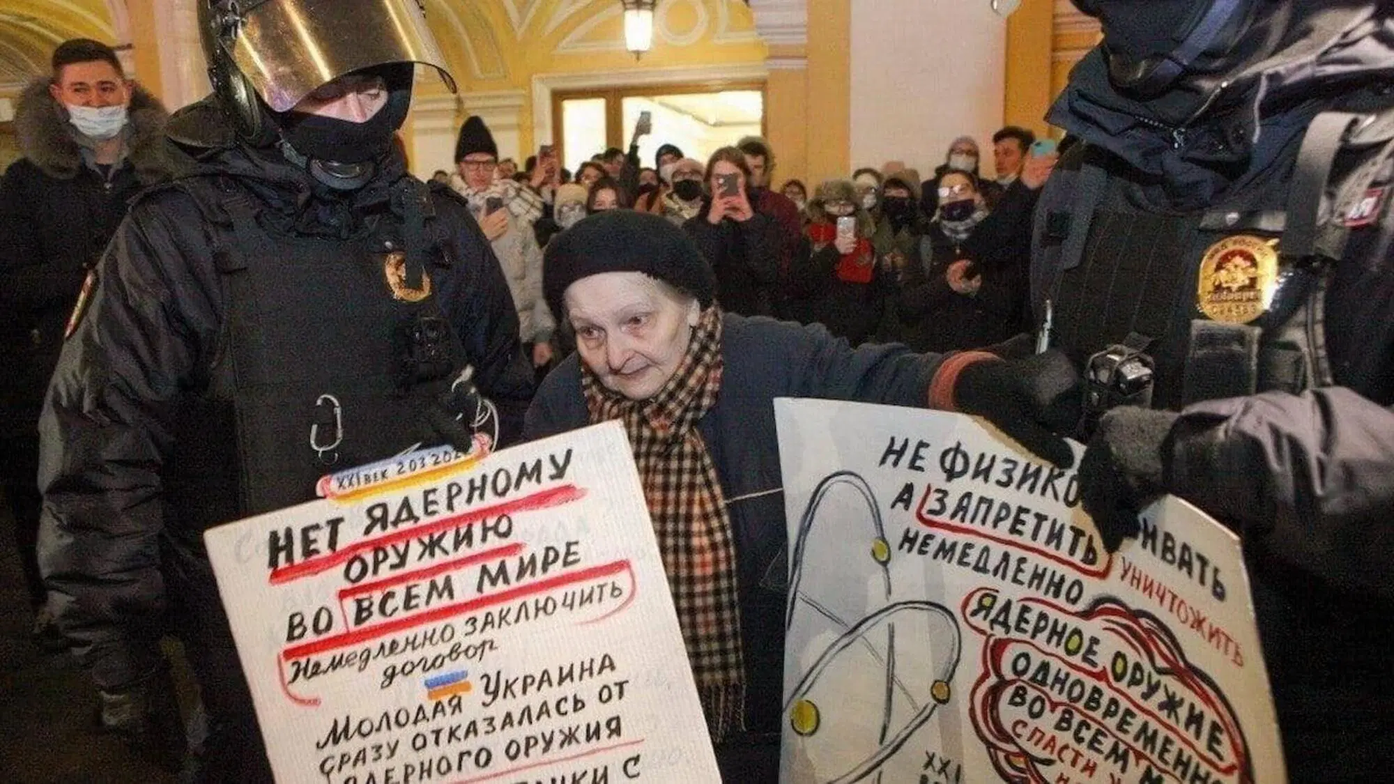 Una pensionata russa che, manifestando contro la guerra a San Pietroburgo, venne fermata dalla polizia