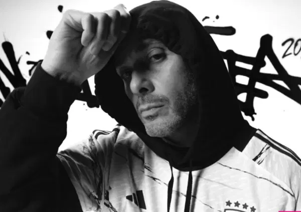 Ma l'avete sentita la nuova In Italia di Fabri Fibra? Con Emma che sembra la Nannini e Baby Gang dopo che Ambra...