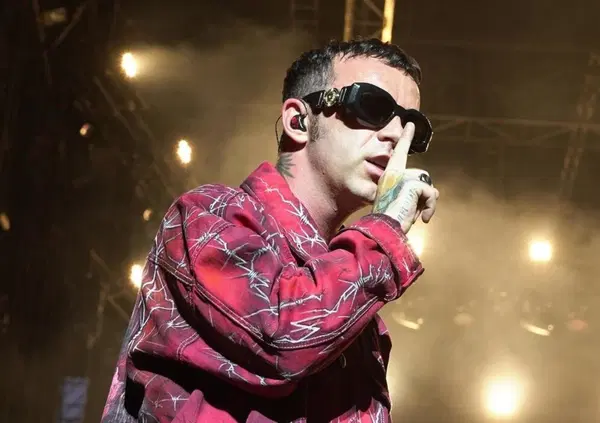 Ma l'avete sentito Salmo, contro social e Spotify, che si lascia andare a una bestemmia?