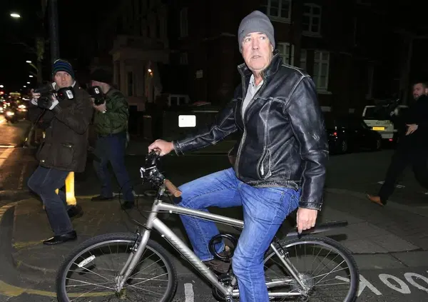 Problema dei ciclisti? Jeremy Clarkson ha la soluzione. E sulla Dacia elettrica e gli istruttori di scuola guida...