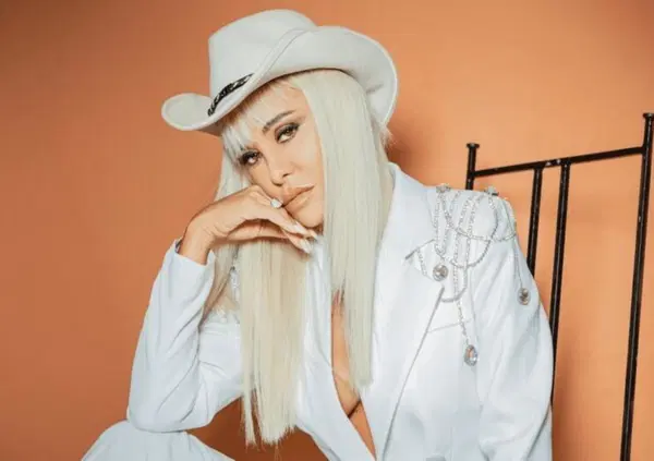 Il racconto scorrettissimo di Vera Gemma sul Festival di Venezia: vince un premio agli Oscar italiani e smaschera imbucati e influencer. E poi lo scontro a distanza con Vanity Fair, i ricordi con il padre e...