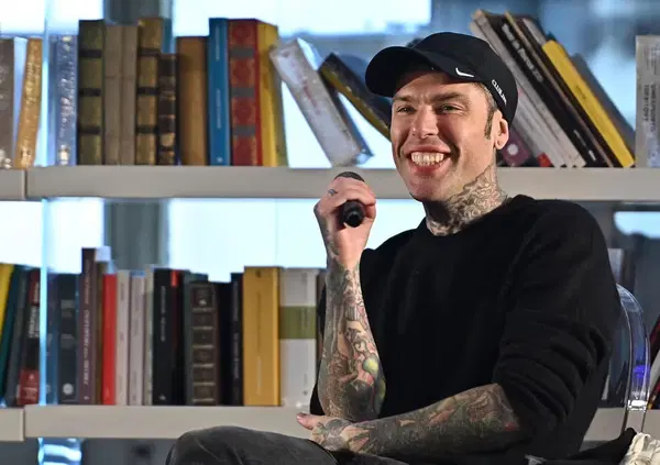 Fedez contro i social si incu*a da solo: "Questa generazione &egrave; la cavia". Come i follower dei Ferragnez?