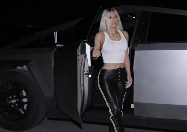 Ok, ma che caz*o fanno col Tesla Cybertruck Kim Kardashian, Jay-Z, Beyonc&eacute;, Pharrell, Lady Gaga e Bieber? Tra wrapping e parcheggi...