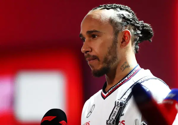Lewis Hamilton e il sedile rotto in Bahrain: cos'&egrave; successo al pilota della Mercedes