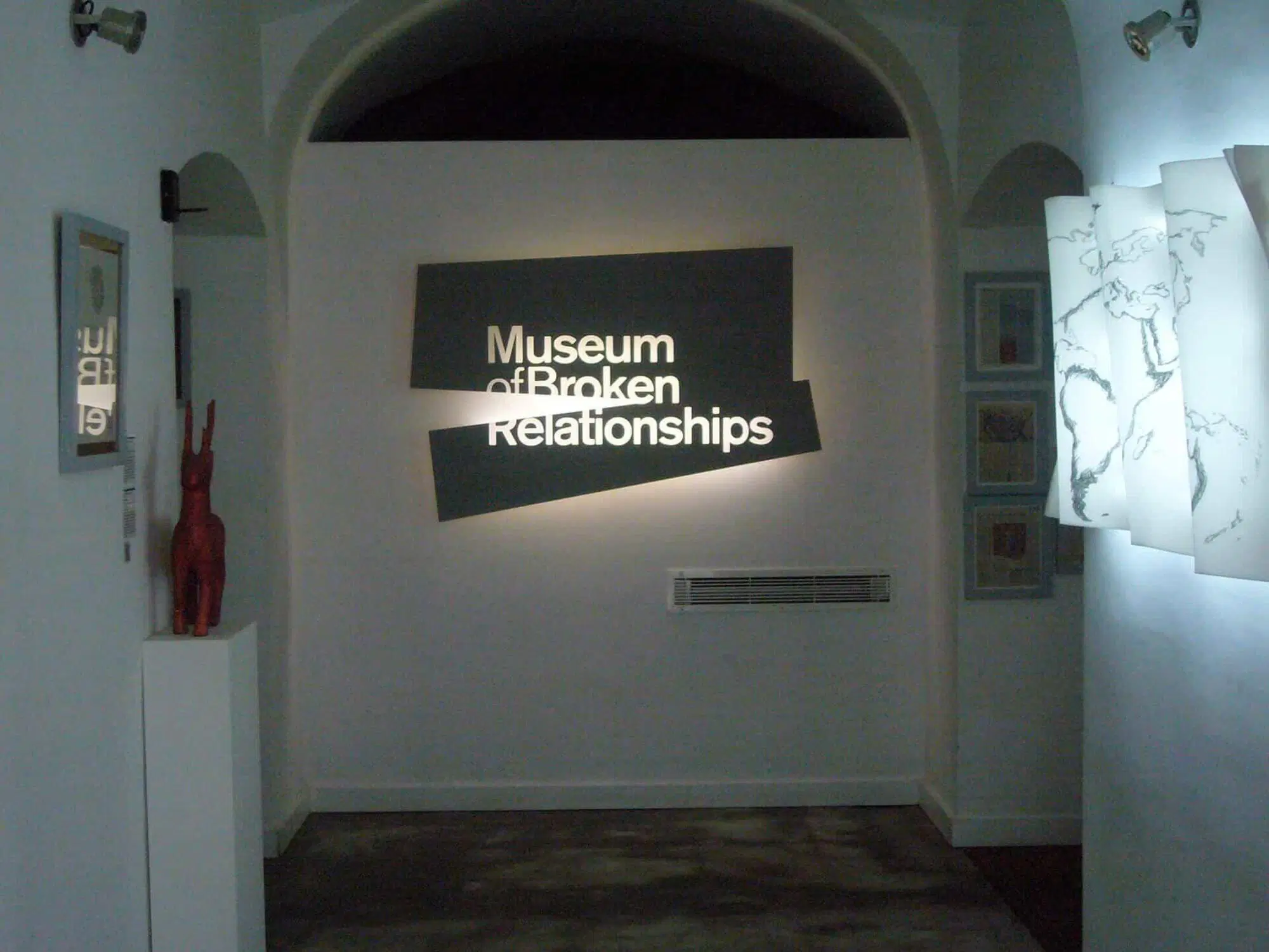 L'ingresso del Museum of Broken Relationships di Zagabria (Croazia)