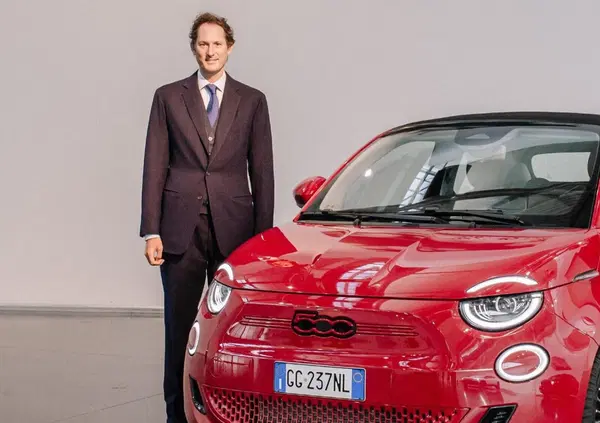 Agnelli-Elkann bloccati, auto italiana minacciata dalla Francia e dalla Cina. Ecco cosa sta succedendo