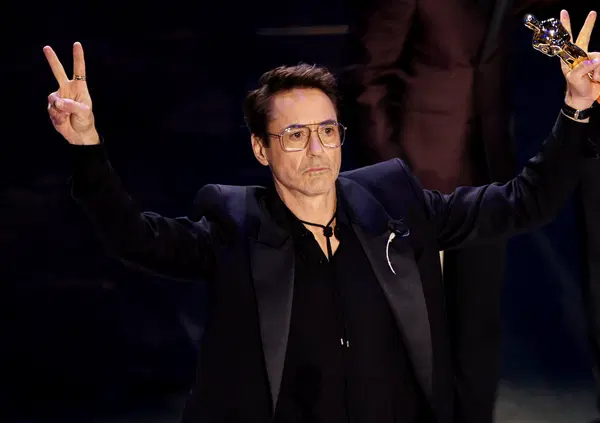 Le pagelle "da sbronzi" degli Oscar 2024: Oppenheimer regna, Santamaria salva la diretta Rai e Emma Stone...