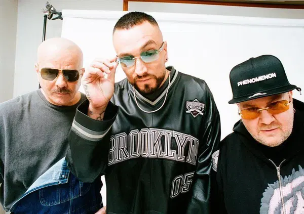 La prima dei Club Dogo al Forum &egrave; una celebrazione degli "zanza". Sul palco anche Elodie, J-Ax, Giuliano Palma...