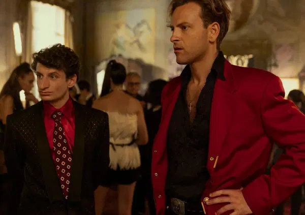 Ok, ma chi caz*o &egrave; Riccardo Schicchi, che ha dedicato la vita al cinema per adulti e di cui si parla in Supersex? La relazione con Cicciolina e quella volta che l'abbiamo conosciuto...