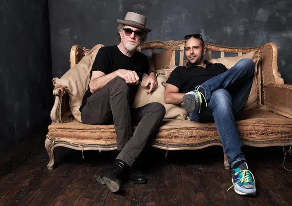 Con "Pastiche" Checco Zalone ci frega ancora, mentre Francesco De Gregori scoreggia in ascensore