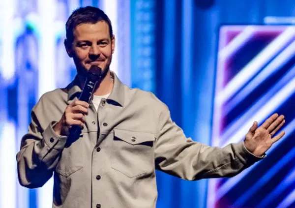 Cattelan con Salutava Sempre su Netflix &egrave; la fine della stand-up comedy: ma davvero basta essere famosi per diventare dei comici?