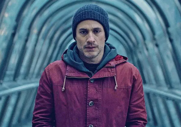 &ldquo;Another end&rdquo; di Messina &egrave; (ancora) una storia sui &ldquo;se&rdquo; della vita, ma almeno c'&egrave; Gael Garcia Bernal