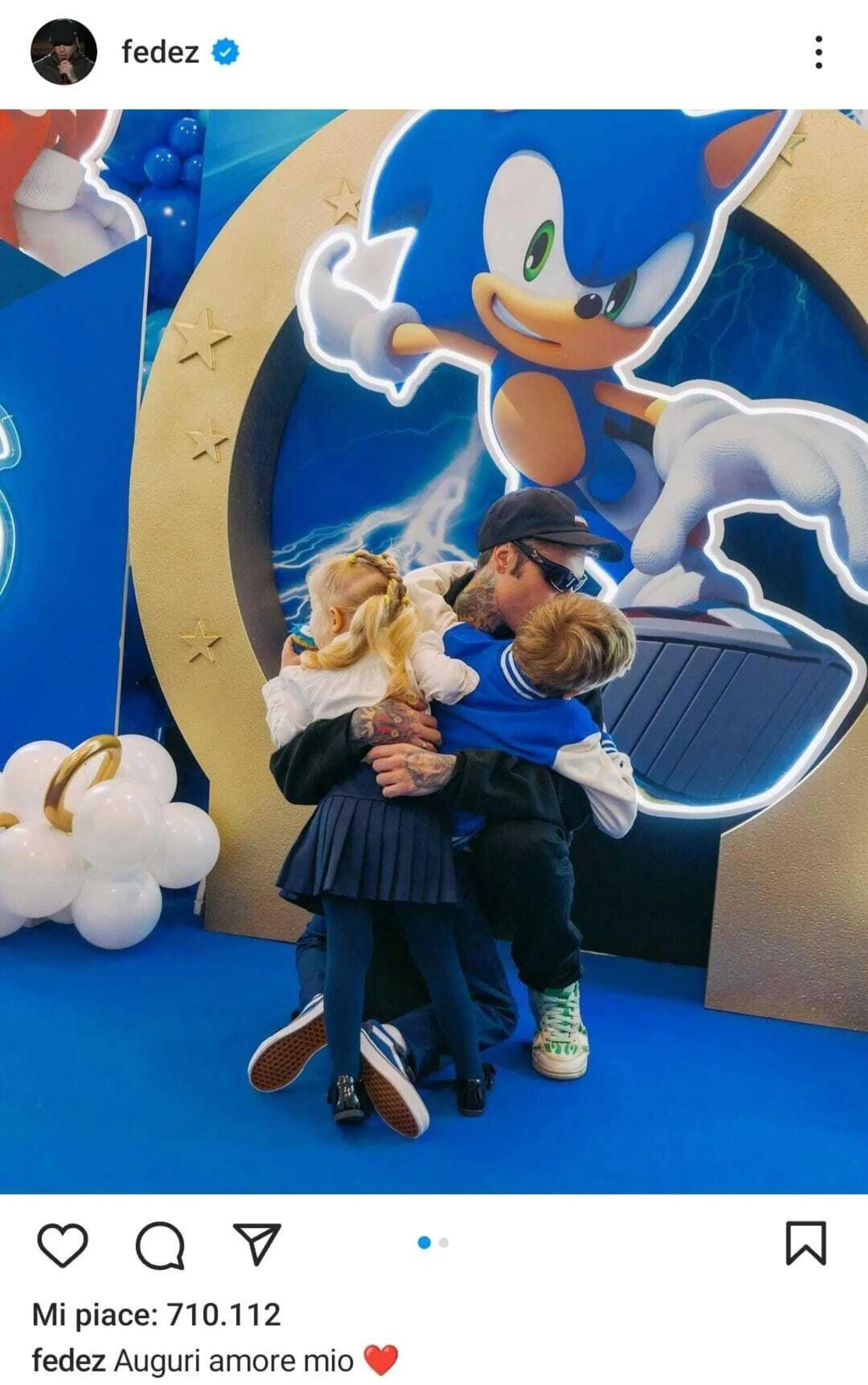 L'identica foto di Fedez, sempre con i figli di spalle