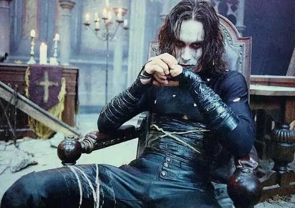 Nel remake de Il corvo poteva esserci Brandon Lee (con l'IA), altro che Bill Skarsgard