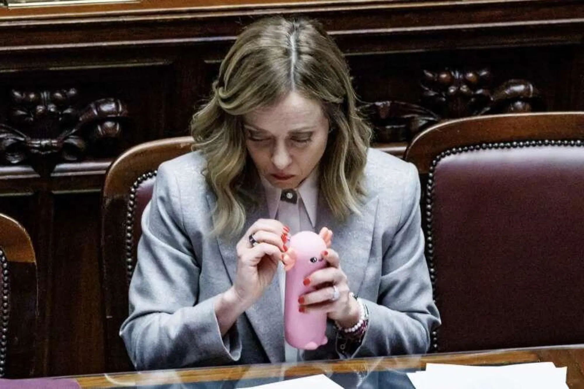 Giorgia Meloni e l'astuccino rosa maialino