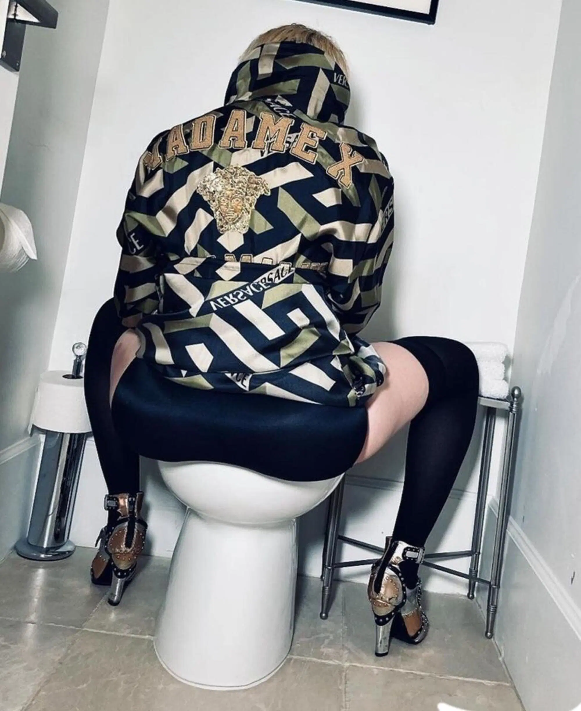 Madonna si fa il bidet vestita Versace