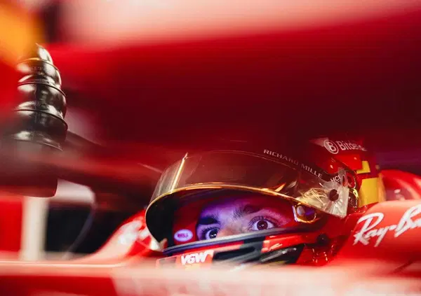 [VIDEO] Sainz al successo dopo l'operazione per appendicite: come sta al termine della gara