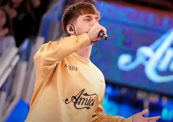 Amici, le pagelle: la sandunga di Malgioglio (9), Holden e i favoritismi (3), le lagne di Lil Jolie (3), l'omaggio a Costanzo di Maria con Covatta, Iacchetti e la signora Coriandoli e...