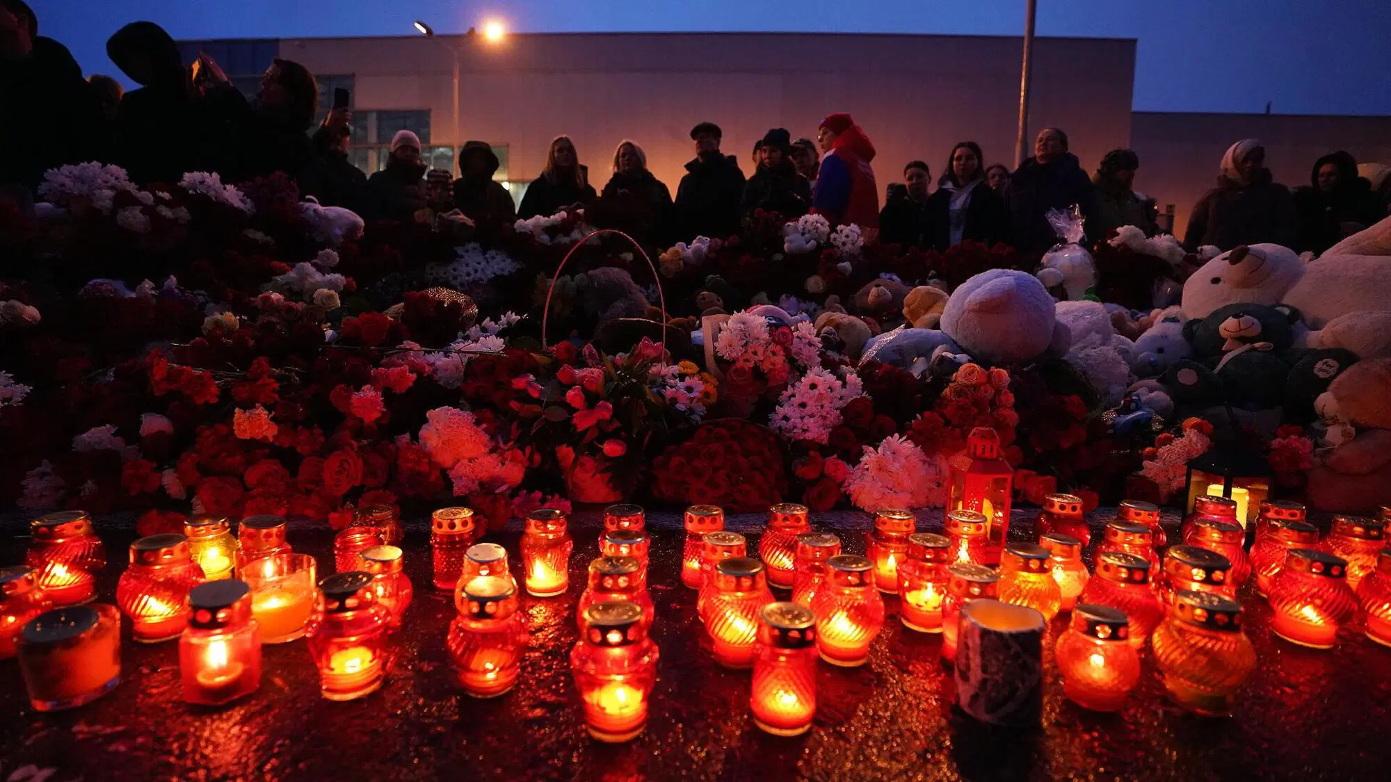 Fiori, peluches e candele per commemorare le vittime dell'attentato nella giornata di ieri, domenica 24 marzo, a Mosca