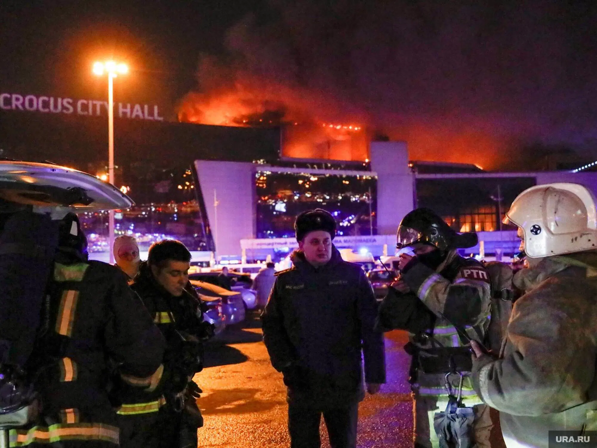 Vigili del fuoco e forze dell'ordine a Mosca, subito dopo l'incendio al Crocus City Hall