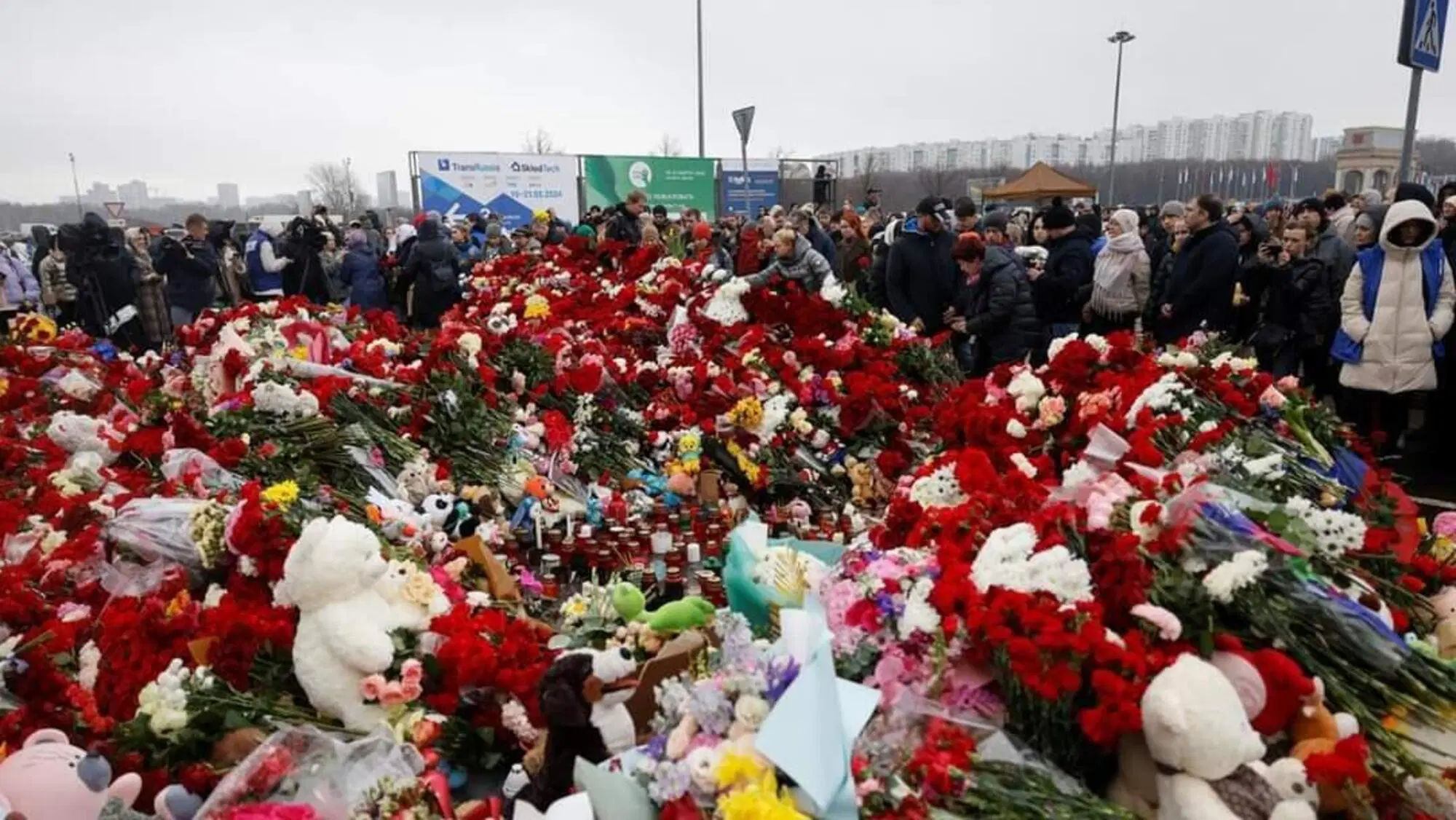 Centinaia di fiori e peluches per commemorare le vittime nel luogo dell'attentato, a Mosca