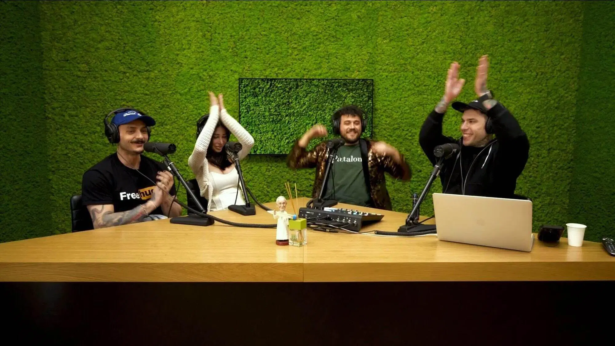 L'ultima puntata del Muschio Selvaggio con Fedez e Mr Marra, con ospiti Pippo e Alex Mucci per recensire film per adulti