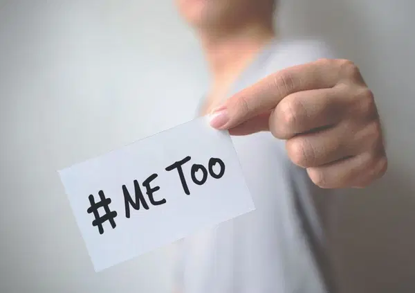 Ok, ma che caz*o &egrave; il #MeTooGar&ccedil;on, l'hashtag contro la violenza sui maschi che arriva dalla Francia? 