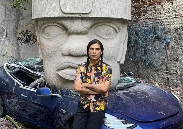 Ok, ma che caz*o &egrave; la Tesla distrutta da una testa olmeca? Ecco la storia di Chavis M&aacute;rmol e della Model 3 sacrificata per l&rsquo;arte e per attaccare Elon &ldquo;Mollusk&rdquo; Musk