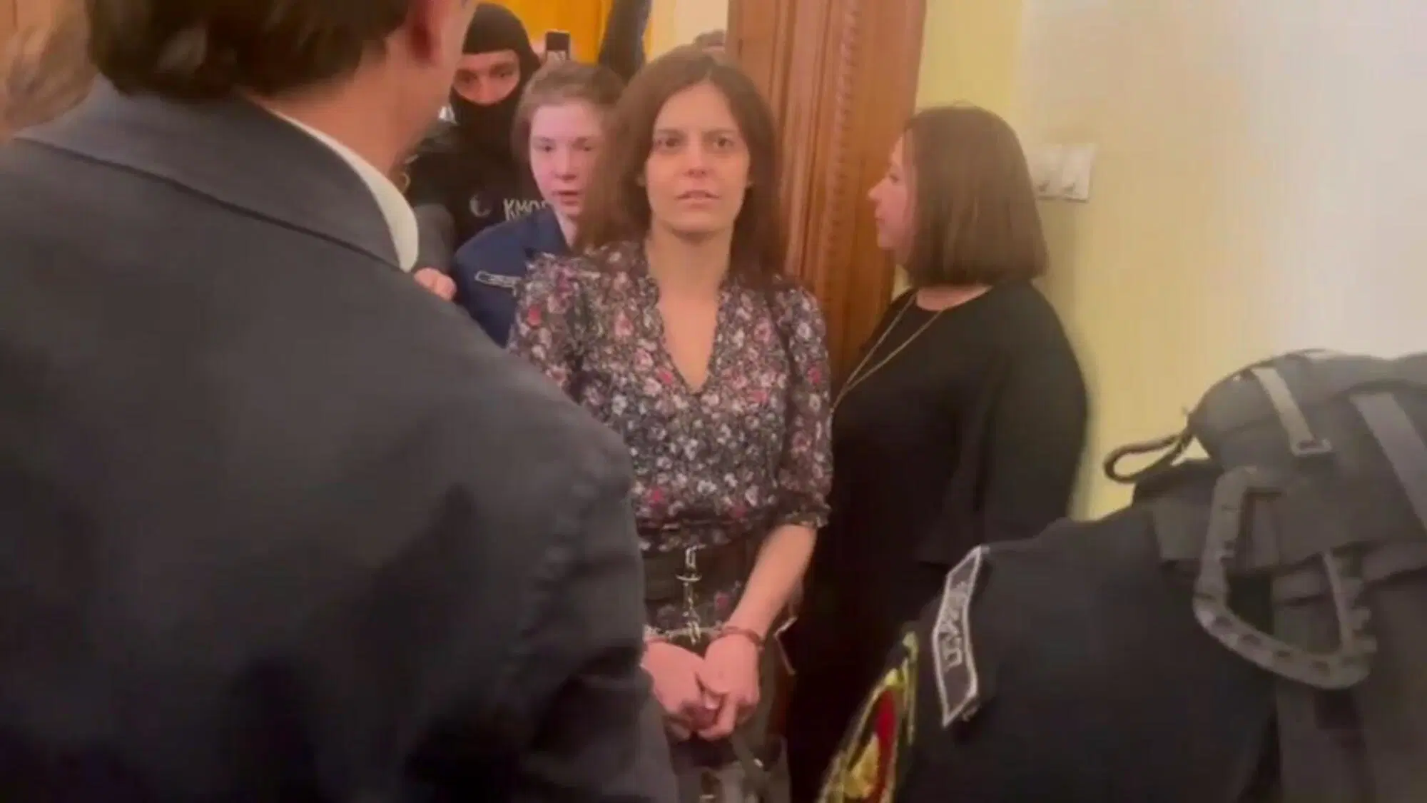 Ilaria Salis all'udienza in tribunale con manette a mani e piedi e incatenata a un agente