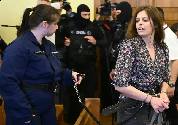 Ilaria Salis in catene, come negli anni di piombo. L'ex brigatista Bellosi: "Ma lei &egrave; dalla parte giusta della storia". E sui giovani comunisti...