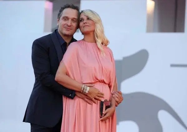 Ma che ci fa Santamaria a Lol 4? La moglie Francesca Barra ci svela il suo lato ironico: &ldquo;Mi ha conquistata con i personaggi segreti&rdquo;. Ci spiega quali, oltre all'imitazione di Maria De Filippi&hellip;