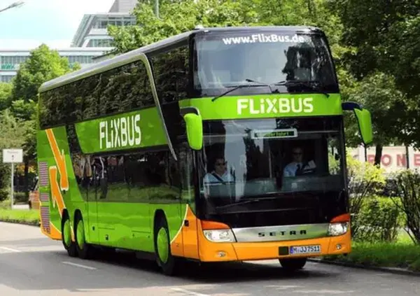Flixbus, dopo l&rsquo;incidente mortale in Germania, ecco il nostro viaggio nell'odissea: tra guasti, cancellazioni, mancati rimborsi