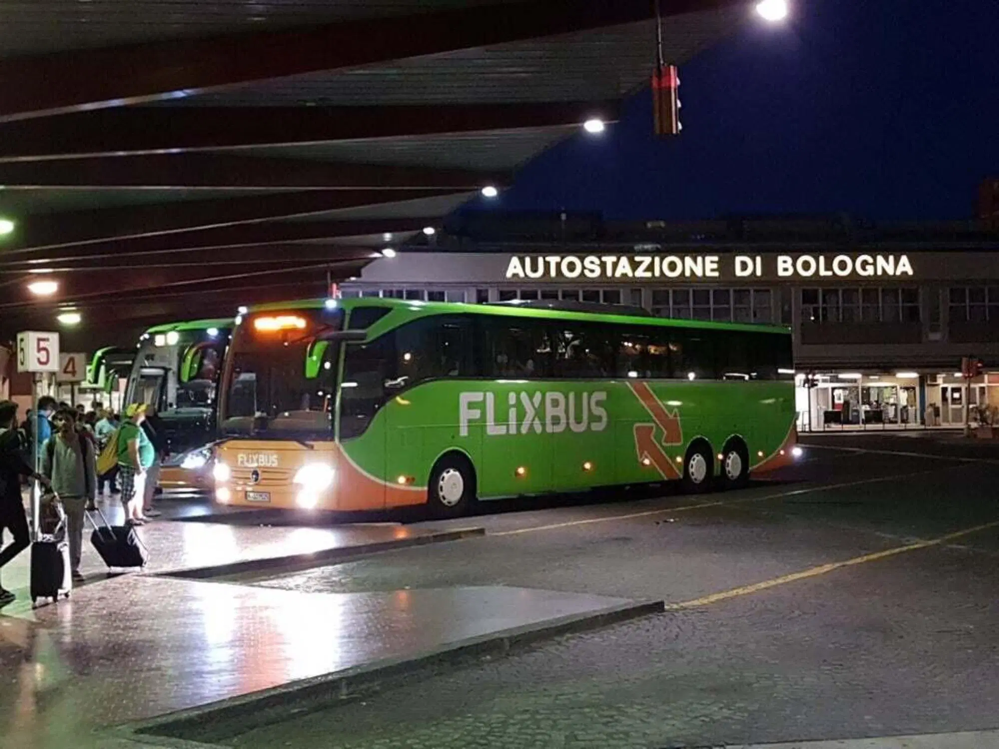 Flixbus nella tutt'altro che rassicurante autostazione di Bologna