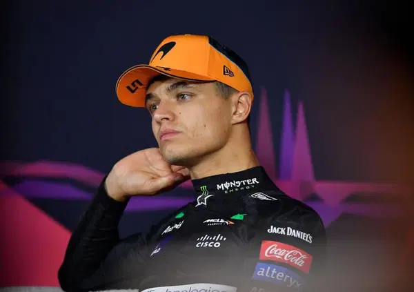Lando Norris, il re dei podi fa "il medio" a chi gli chiede quando arriver&agrave; una vittoria: cosa sta succedendo al preferito di casa McLaren?