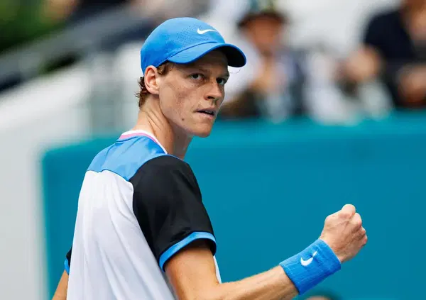 Ok, ma come gioca davvero Sinner? Tutto quello che c'&egrave; da sapere sulla tecnica, il gioco e le superfici preferite del tennista italiano