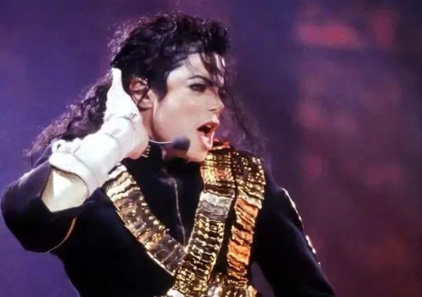 Ok, ma cos'&egrave; la storia del caz*o di Michael Jackson e delle foto dei genitali contese per molestie? Altro che Supersex, Re del c*ck?