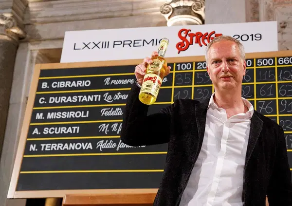 Chi ha mai bevuto lo Strega del famoso Premio? La nostra recensione del liquore senza averlo mai bevuto (come per i libri)